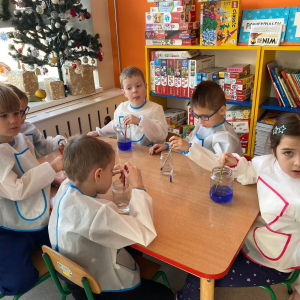 Eksperymenty pt. ,,Świąteczne barwy ” i ,,Znikający atrament ”