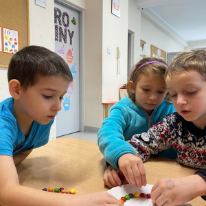 Eksperymenty pt. ,,Świąteczne barwy ” i ,,Znikający atrament ”