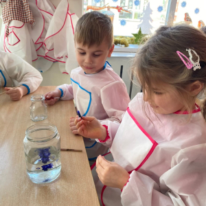 Eksperymenty pt. ,,Świąteczne barwy ” i ,,Znikający atrament ”