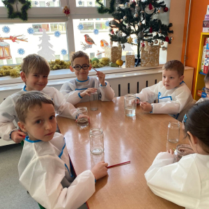 Eksperymenty pt. ,,Świąteczne barwy ” i ,,Znikający atrament ”