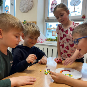 Eksperymenty pt. ,,Świąteczne barwy ” i ,,Znikający atrament ”