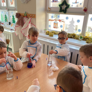 Eksperymenty pt. ,,Świąteczne barwy ” i ,,Znikający atrament ”