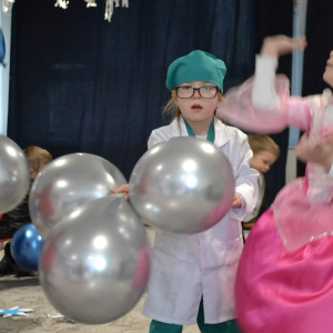 Przedszkolaki uczestniczą w balu karnawałowym.