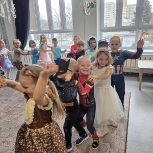 Przedszkolaki uczestniczą w balu karnawałowym.