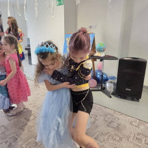 Przedszkolaki uczestniczą w balu karnawałowym.