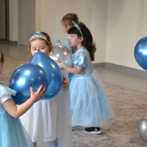 Przedszkolaki uczestniczą w balu karnawałowym.