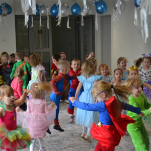 Przedszkolaki uczestniczą w balu karnawałowym.