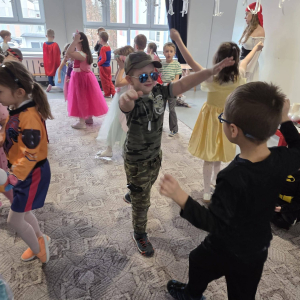 Przedszkolaki uczestniczą w balu karnawałowym.