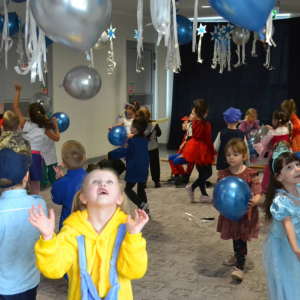 Przedszkolaki uczestniczą w balu karnawałowym.