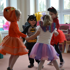 Przedszkolaki uczestniczą w balu karnawałowym.