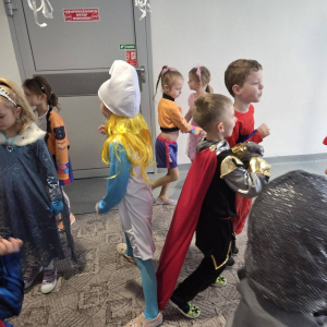 Przedszkolaki uczestniczą w balu karnawałowym.