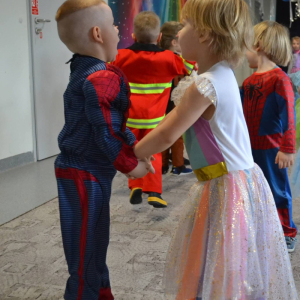 Przedszkolaki uczestniczą w balu karnawałowym.