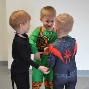 Przedszkolaki uczestniczą w balu karnawałowym.