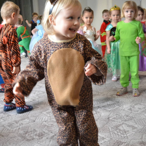 Przedszkolaki uczestniczą w balu karnawałowym.