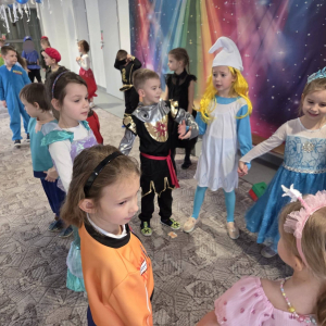 Przedszkolaki uczestniczą w balu karnawałowym.