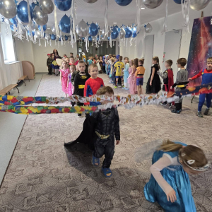 Przedszkolaki uczestniczą w balu karnawałowym.