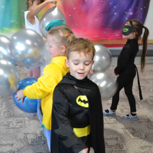 Przedszkolaki uczestniczą w balu karnawałowym.