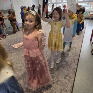 Przedszkolaki uczestniczą w balu karnawałowym.