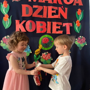 Przedszkolaki świętują Dzień Kobiet.