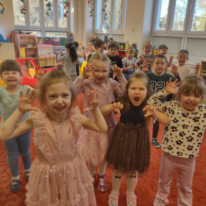 Przedszkolaki świętują Dzień Kobiet.