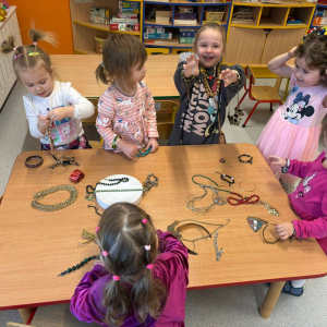 Przedszkolaki świętują Dzień Kobiet.