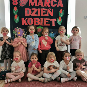 Przedszkolaki świętują Dzień Kobiet.