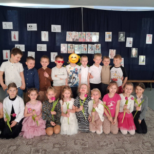 Przedszkolaki świętują Dzień Kobiet.