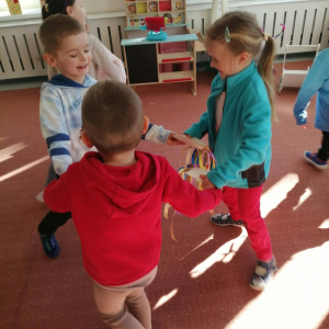 Przedszkolaki świętują Dzień Kobiet.