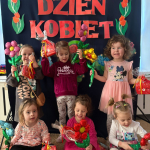 Przedszkolaki świętują Dzień Kobiet.