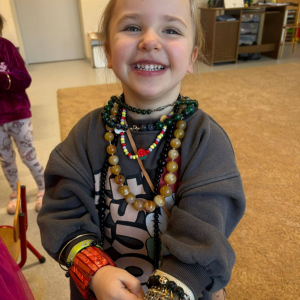 Przedszkolaki świętują Dzień Kobiet.