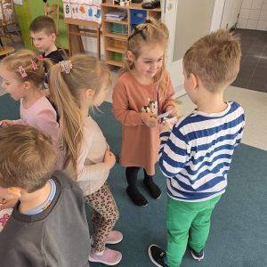 Przedszkolaki świętują Dzień Kobiet.