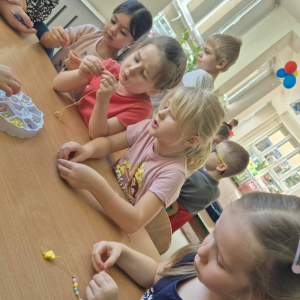 Przedszkolaki świętują Dzień Kobiet.