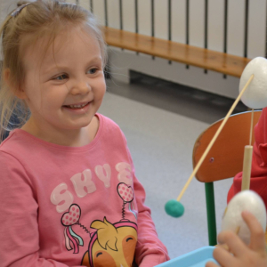 Dzieci uczestniczą w warsztatach pt. „Równowaga w akcji - fizyka na wesoło”.