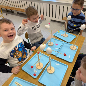 Dzieci uczestniczą w warsztatach pt. „Równowaga w akcji - fizyka na wesoło”.