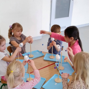 Dzieci uczestniczą w warsztatach pt. „Równowaga w akcji - fizyka na wesoło”.