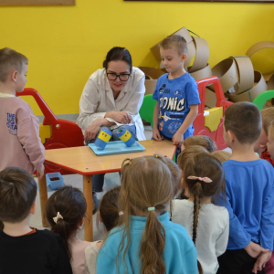 Dzieci uczestniczą w warsztatach pt. „Równowaga w akcji - fizyka na wesoło”.