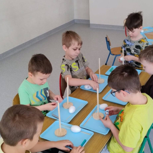 Dzieci uczestniczą w warsztatach pt. „Równowaga w akcji - fizyka na wesoło”.