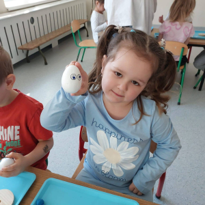 Dzieci uczestniczą w warsztatach pt. „Równowaga w akcji - fizyka na wesoło”.