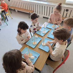 Dzieci uczestniczą w warsztatach pt. „Równowaga w akcji - fizyka na wesoło”.