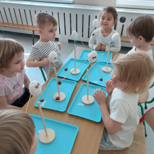Dzieci uczestniczą w warsztatach pt. „Równowaga w akcji - fizyka na wesoło”.