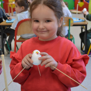 Dzieci uczestniczą w warsztatach pt. „Równowaga w akcji - fizyka na wesoło”.