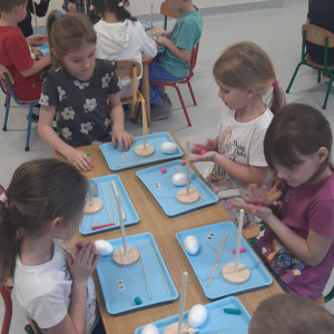 Dzieci uczestniczą w warsztatach pt. „Równowaga w akcji - fizyka na wesoło”.