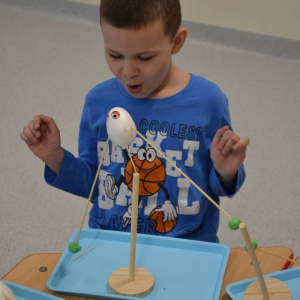 Dzieci uczestniczą w warsztatach pt. „Równowaga w akcji - fizyka na wesoło”.