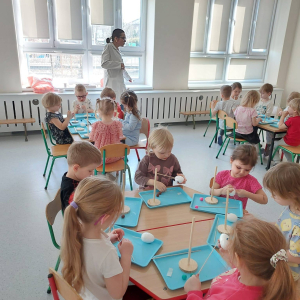 Dzieci uczestniczą w warsztatach pt. „Równowaga w akcji - fizyka na wesoło”.