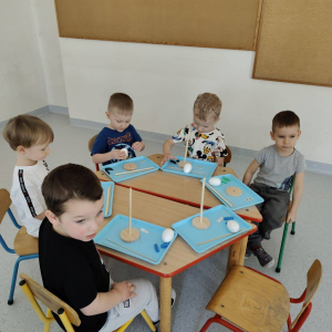 Dzieci uczestniczą w warsztatach pt. „Równowaga w akcji - fizyka na wesoło”.