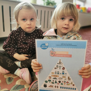 "Zdrowo jemy z Lisicą Karoliną" - zajęcia w ramach Ogólnopolskiego programu edukacji zdrowotnej Klub Mleczaka. 