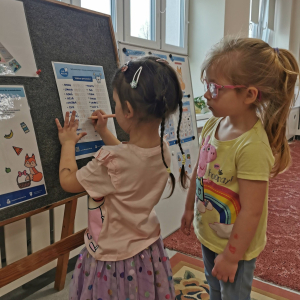 "Zdrowo jemy z Lisicą Karoliną" - zajęcia w ramach Ogólnopolskiego programu edukacji zdrowotnej Klub Mleczaka. 