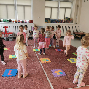 "Zdrowo jemy z Lisicą Karoliną" - zajęcia w ramach Ogólnopolskiego programu edukacji zdrowotnej Klub Mleczaka. 