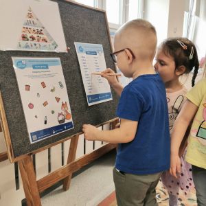 "Zdrowo jemy z Lisicą Karoliną" - zajęcia w ramach Ogólnopolskiego programu edukacji zdrowotnej Klub Mleczaka. 