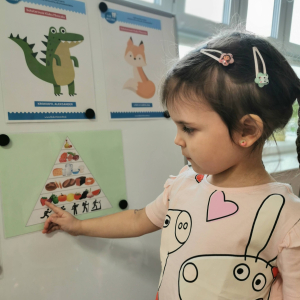 "Zdrowo jemy z Lisicą Karoliną" - zajęcia w ramach Ogólnopolskiego programu edukacji zdrowotnej Klub Mleczaka. 